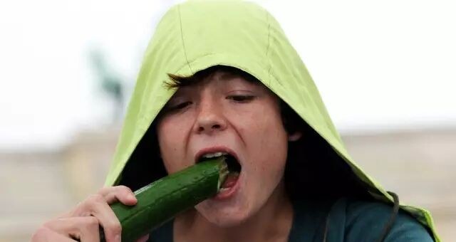 Foreigners use rolling pins to make smashed cucumber! Netizens: You know nothing about Chinese cuisine