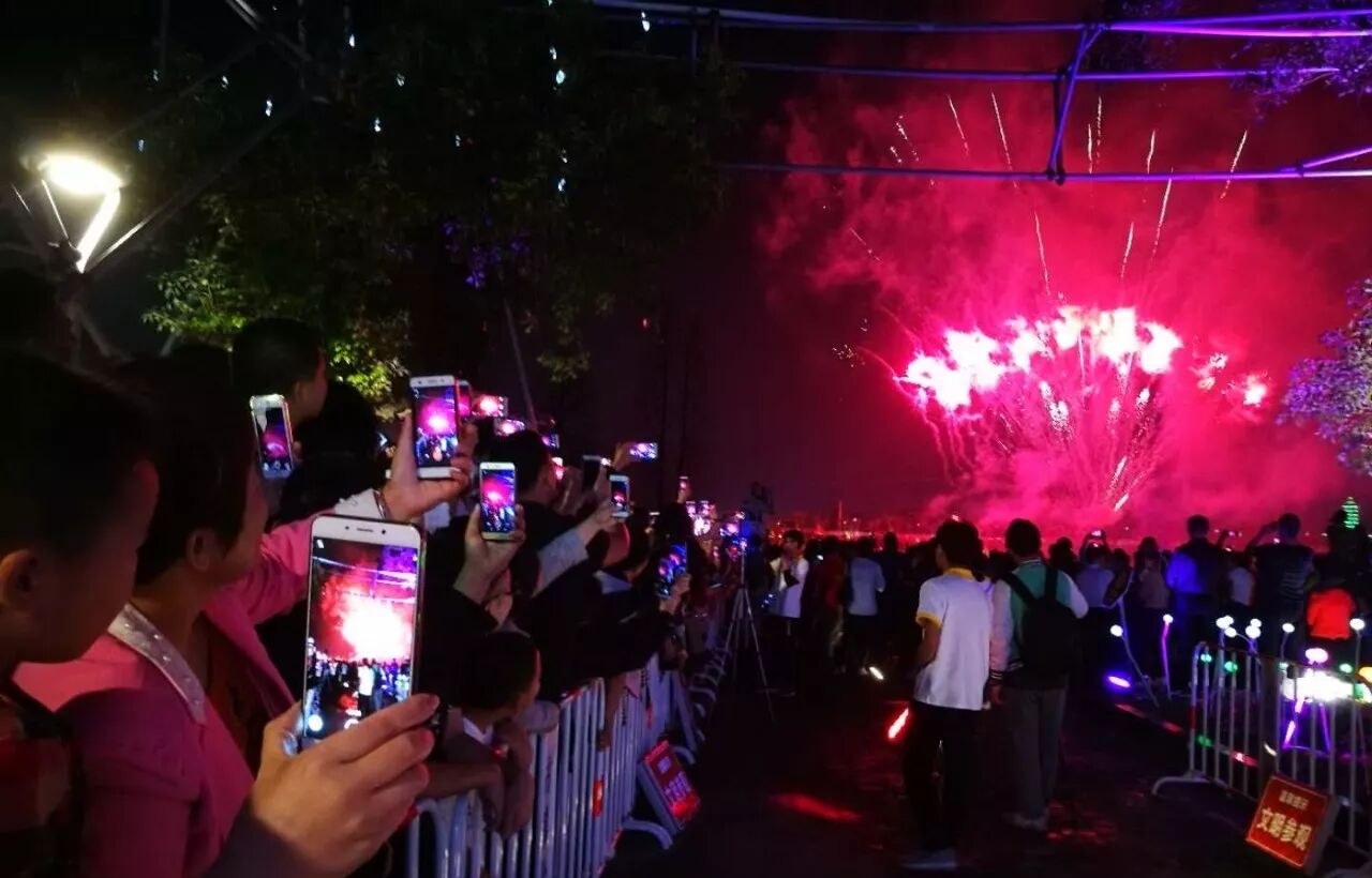 China's Ancient Town Lighting Festival Dazzles the World