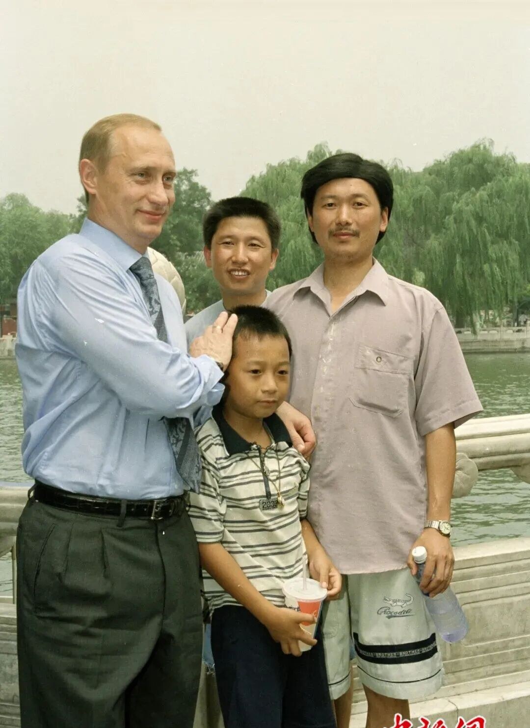 Putin meets again with Chinese boy he posed with at Beihai Park 26 years ago, shaking hands and greeting him! The photo taken by a China News Service photographer has a sequel.