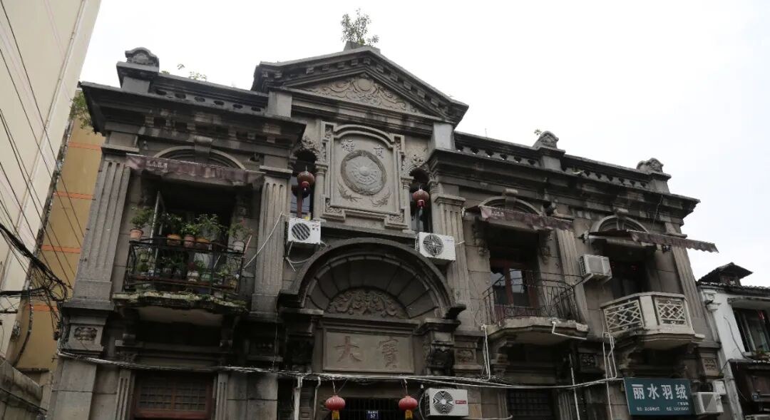 What are the representative 'Chinese-Western' public buildings in Wenzhou's historical and cultural districts? Take a walk along the new route.